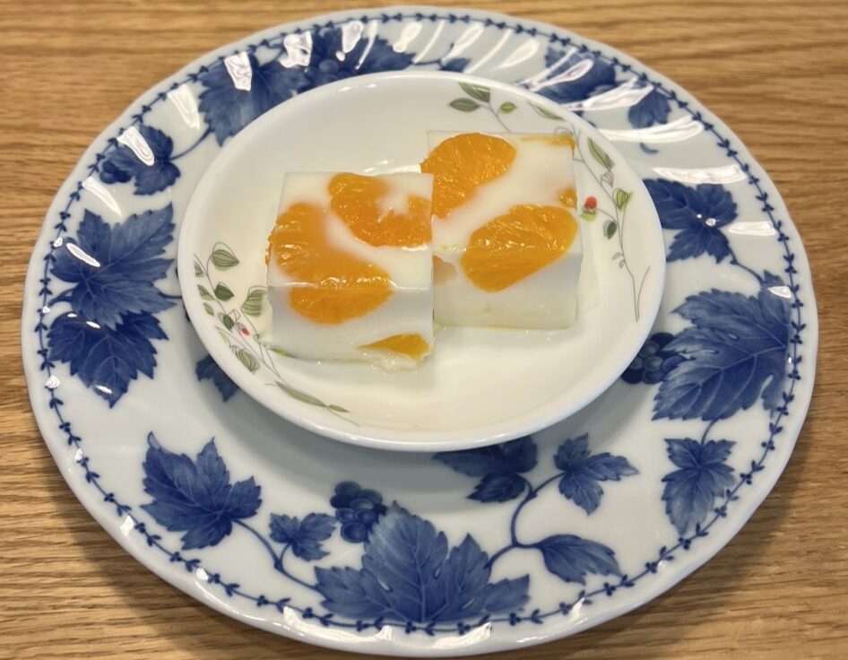 プルンッと冷たい フルーツ牛乳かん